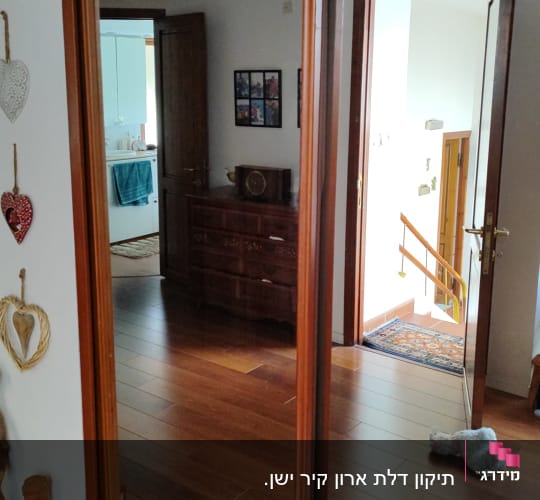 ארון עץ עם דלתות מראה בחדר פנימי
